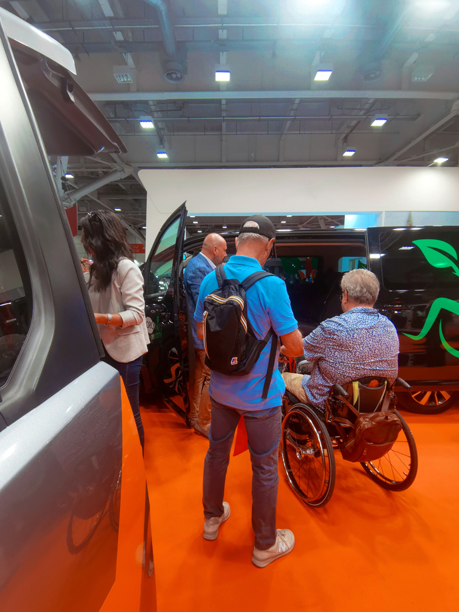 Interessati difronte al Toyota Proace con allestimento per disabili TAXI Promobility by Orion